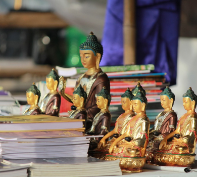 Livres et statuettes sur une table