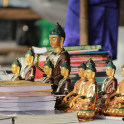 Livres et statuettes sur une table