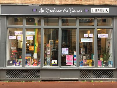 Devanture et belle vitrine de la librairie Au Bonheur Des Dames
