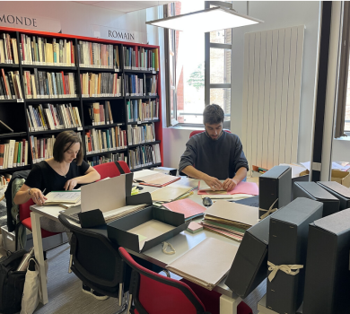 Nos catalogueurs, Adrien Lamotte et Ambre Carrère, en train de coter le fonds Labrousse.